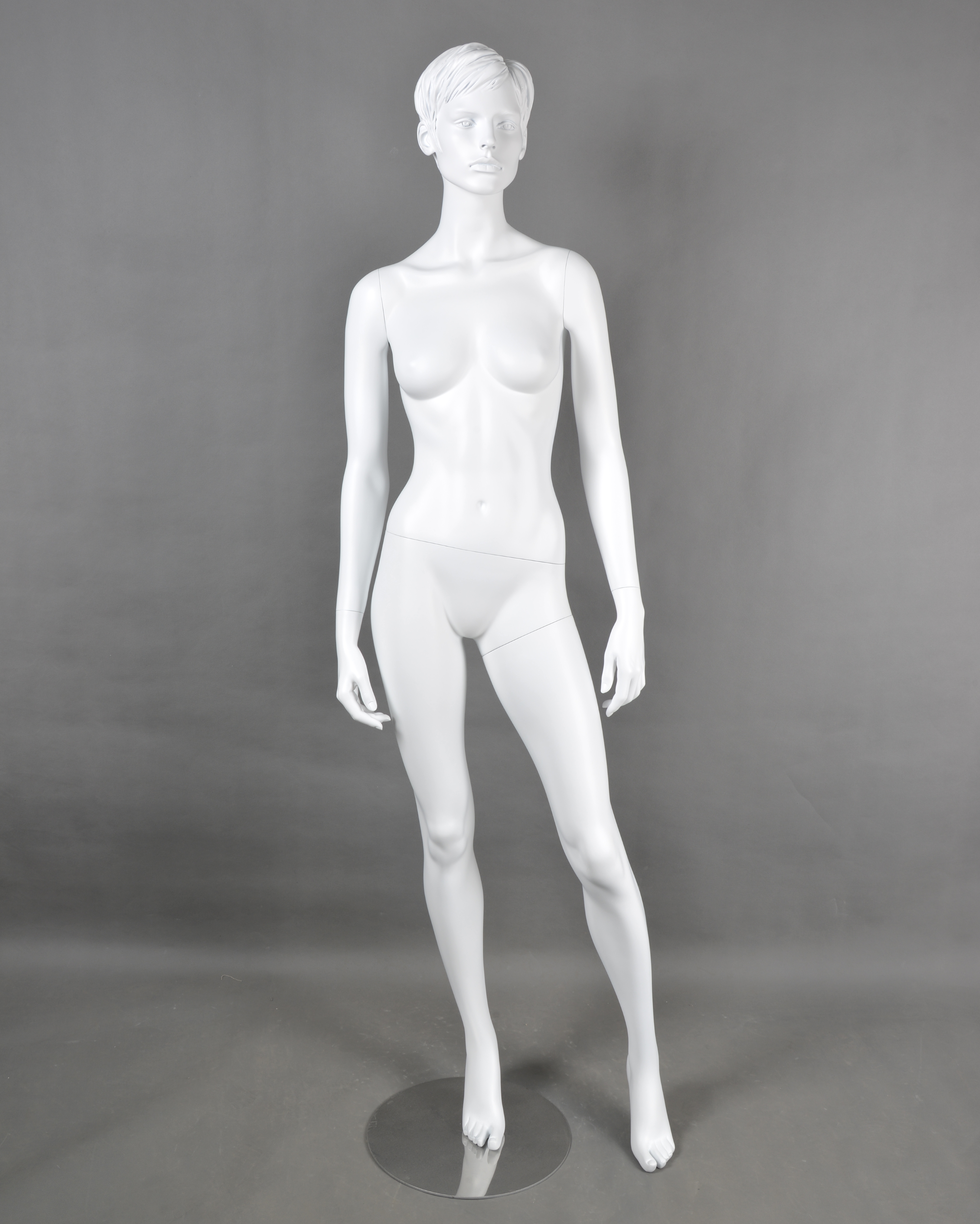Schaufensterfigur MOS Dame, Konfektionsgröße 36, weiß, mit modelliertem Haar, aus Fiberglas, inkl. Standplatte verchromt