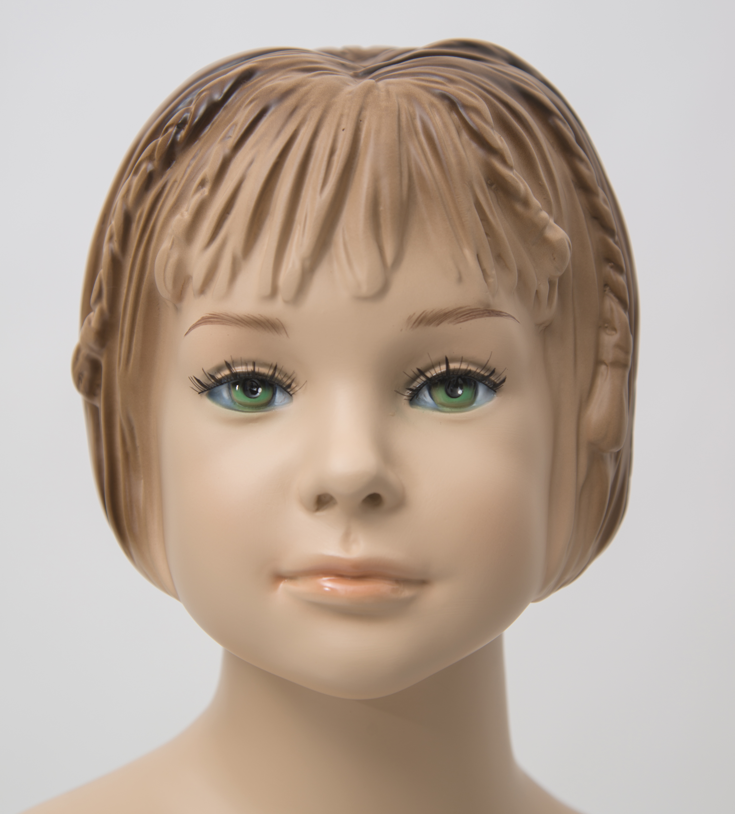 Schaufensterfigur EVO Kind, hautfarbe, mit modelliertem Haar, aus Fiberglas, inkl. Glas-Standplatte 