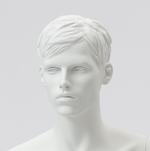 Schaufensterfigur MOS Herr SITZEND, Konfektionsgröße 46, Farbe weiß, mit modelliertem Haar, aus Fiberglas, ohne Sockel