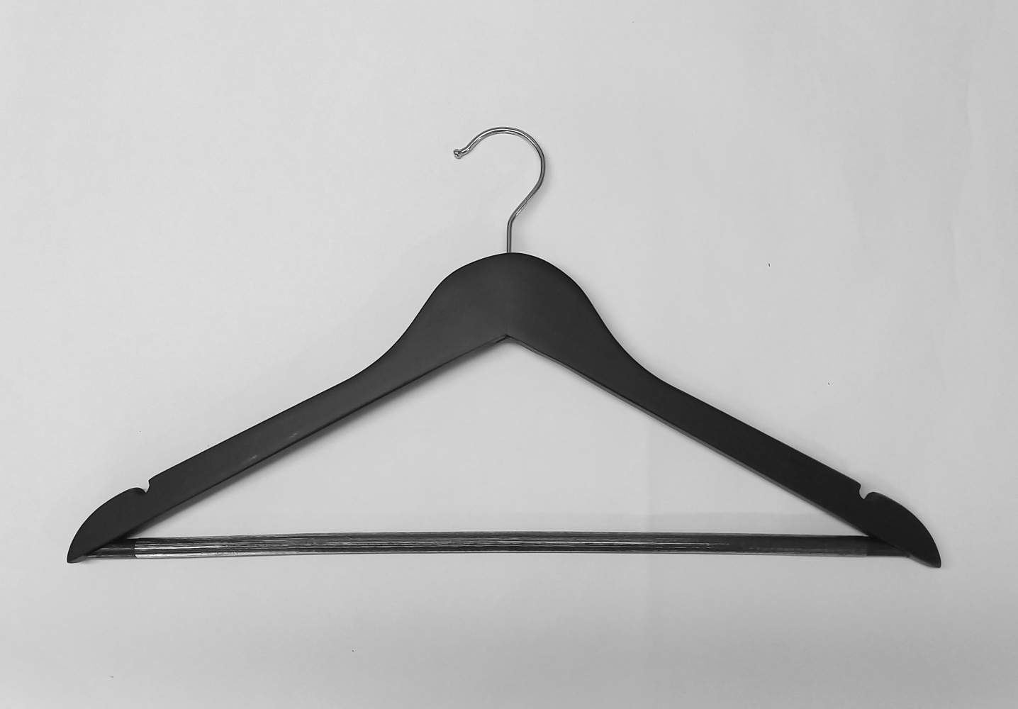 Holz-Kleiderbügel schwarz, mit rutschfestem Steg